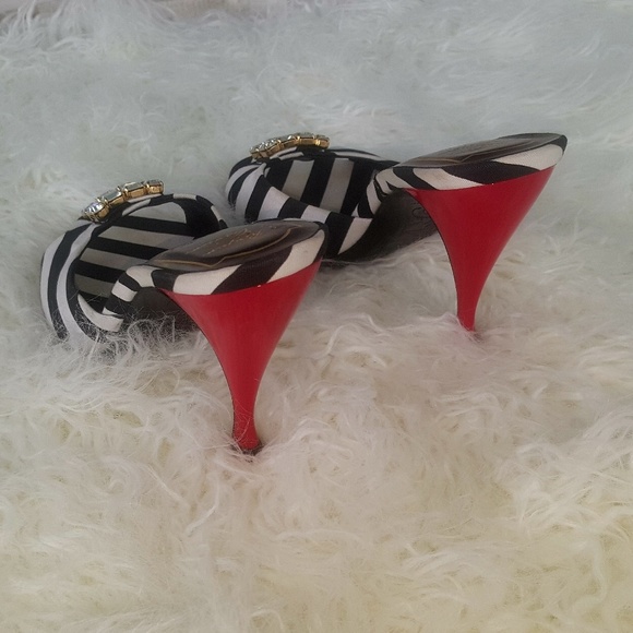 ROGER VIVIER | Gorgeous Heels with Crystal Buckle - Picture 4 of 8